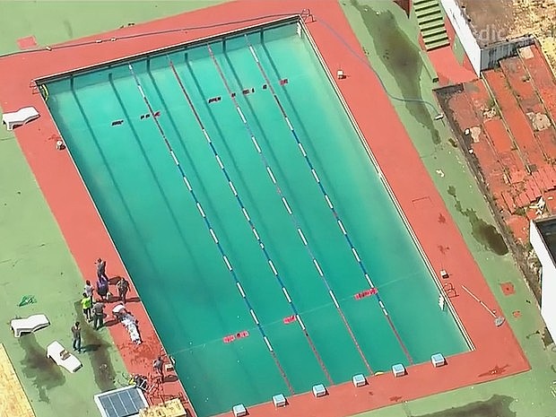 Jogador tem o corpo retirado do fundo de piscina da Portuguesa em São Paulo. Foto: Reprodução/GloboNews